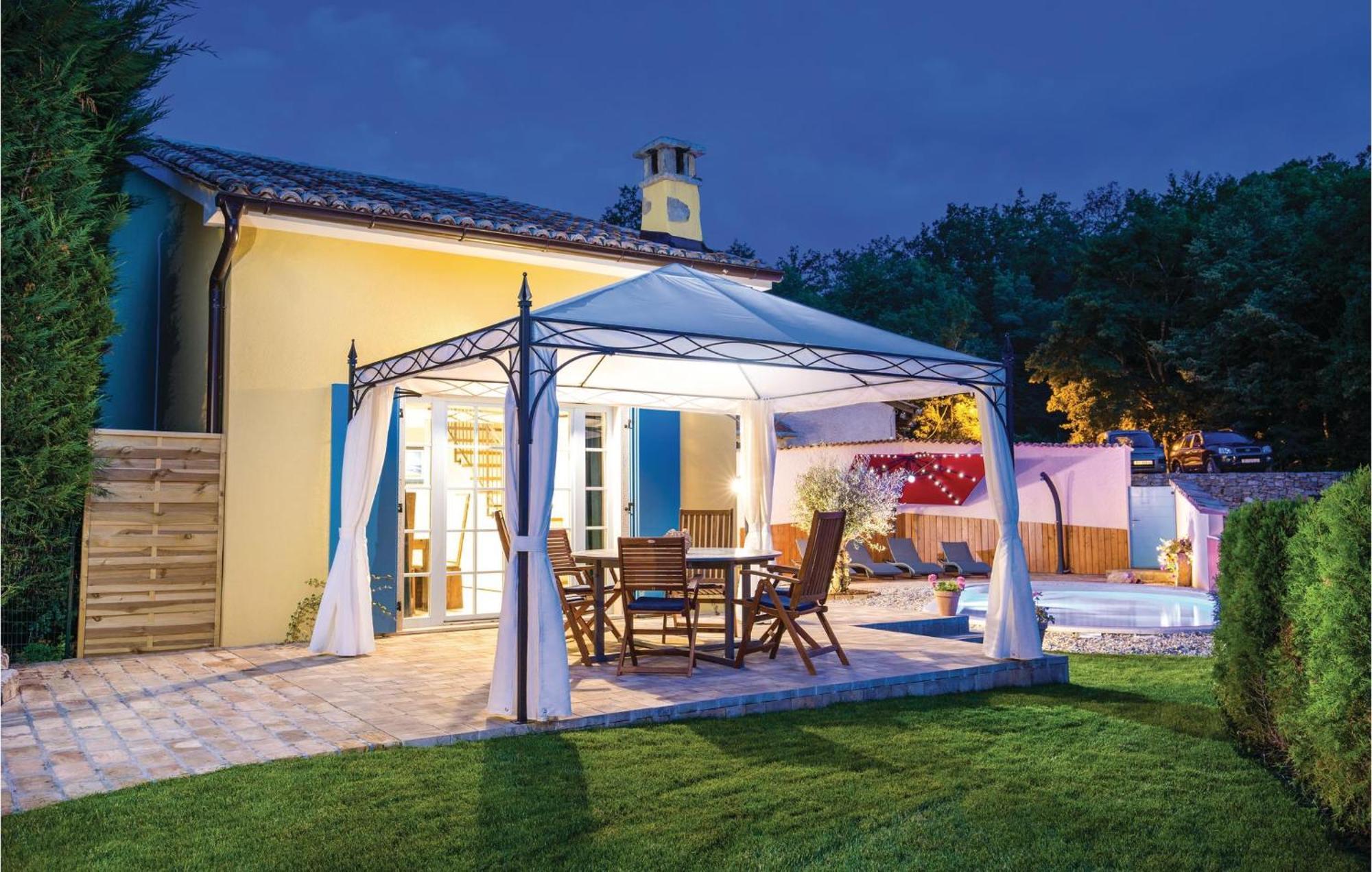 Stunning Home In Jurdani With Wifi Mucici Extérieur photo