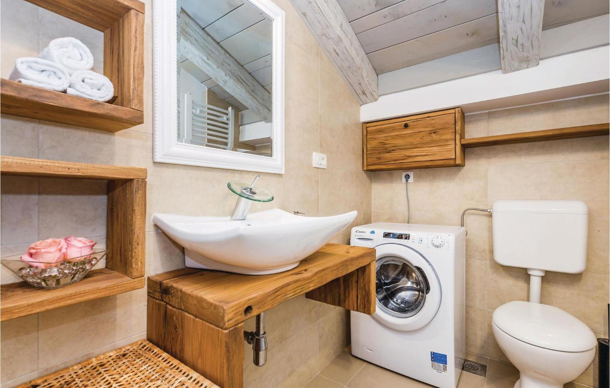 Stunning Home In Jurdani With Wifi Mucici Extérieur photo