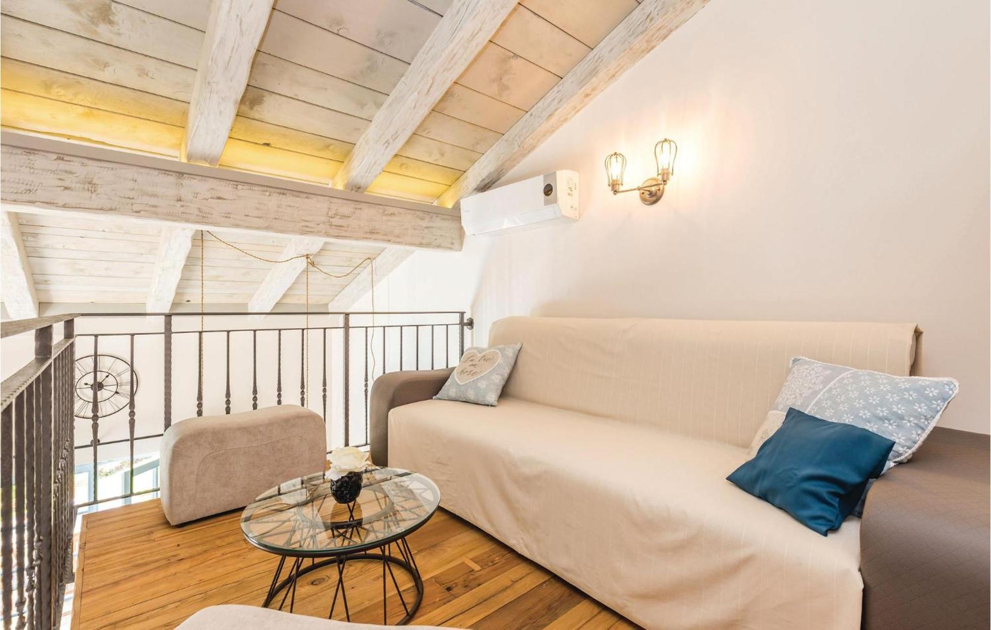 Stunning Home In Jurdani With Wifi Mucici Extérieur photo
