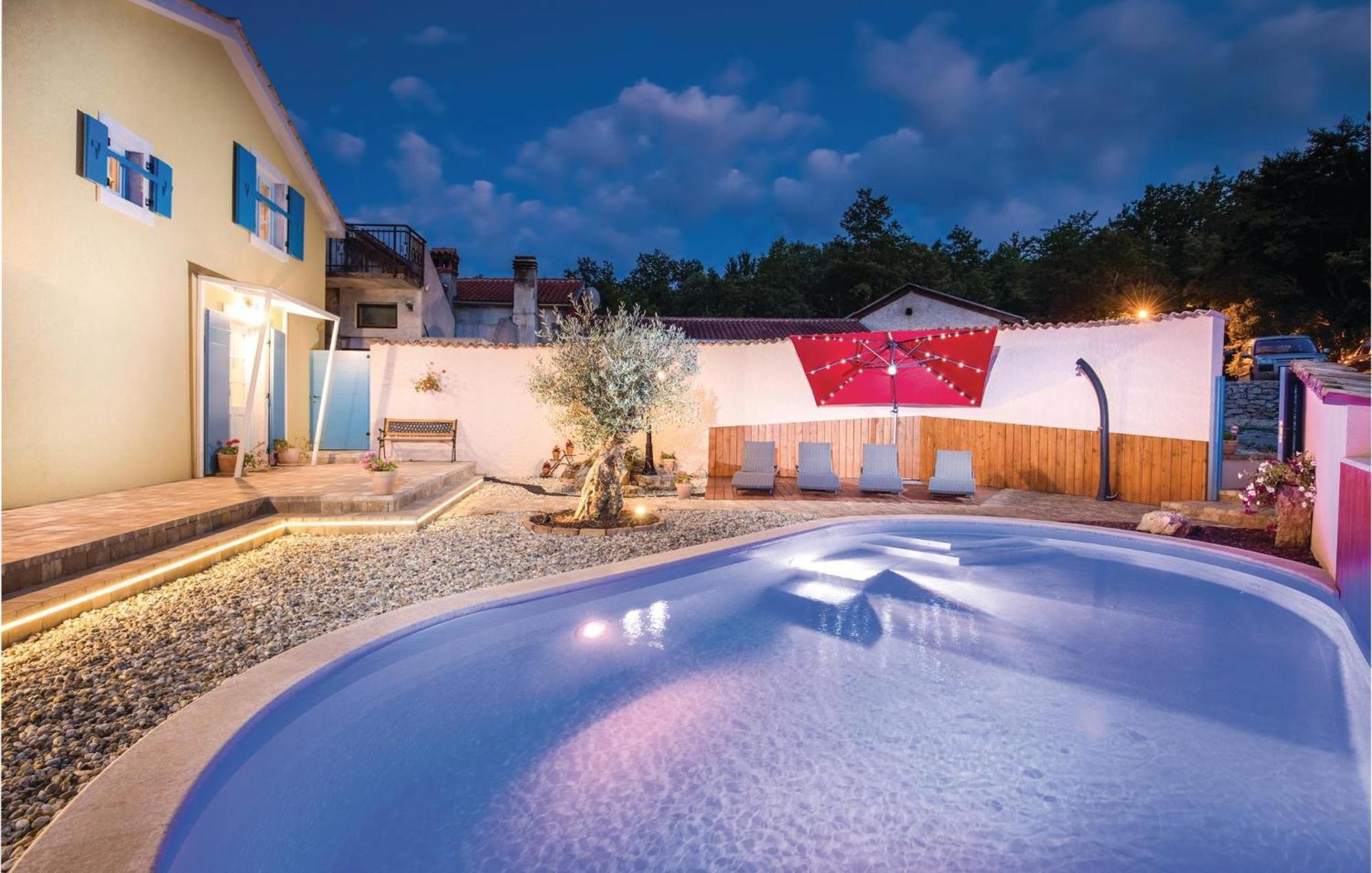 Stunning Home In Jurdani With Wifi Mucici Extérieur photo