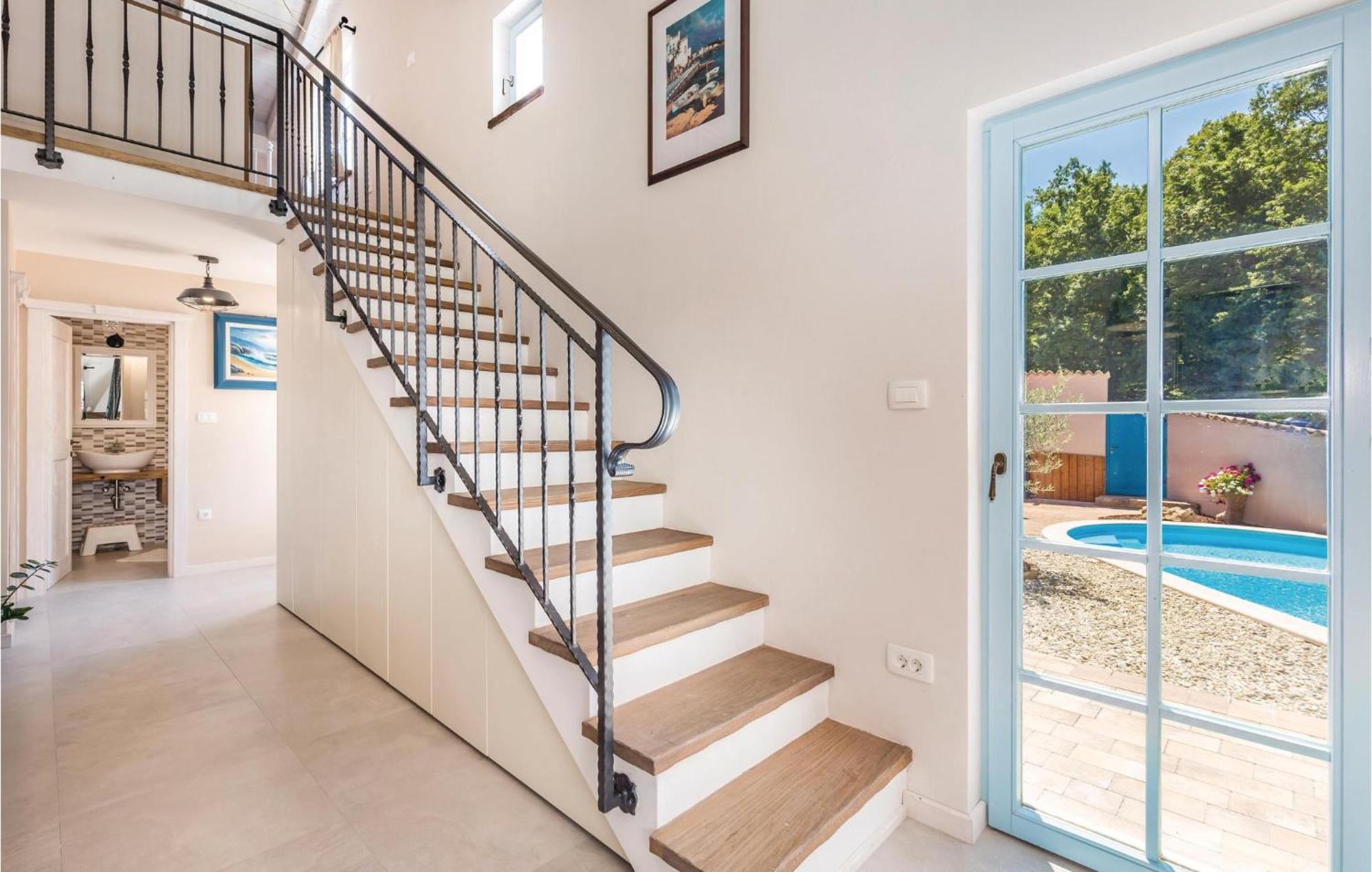 Stunning Home In Jurdani With Wifi Mucici Extérieur photo