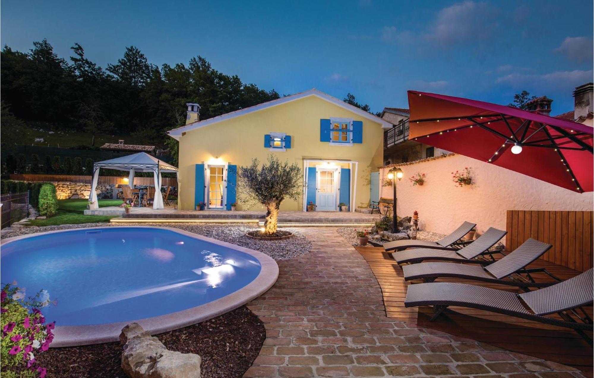 Stunning Home In Jurdani With Wifi Mucici Extérieur photo