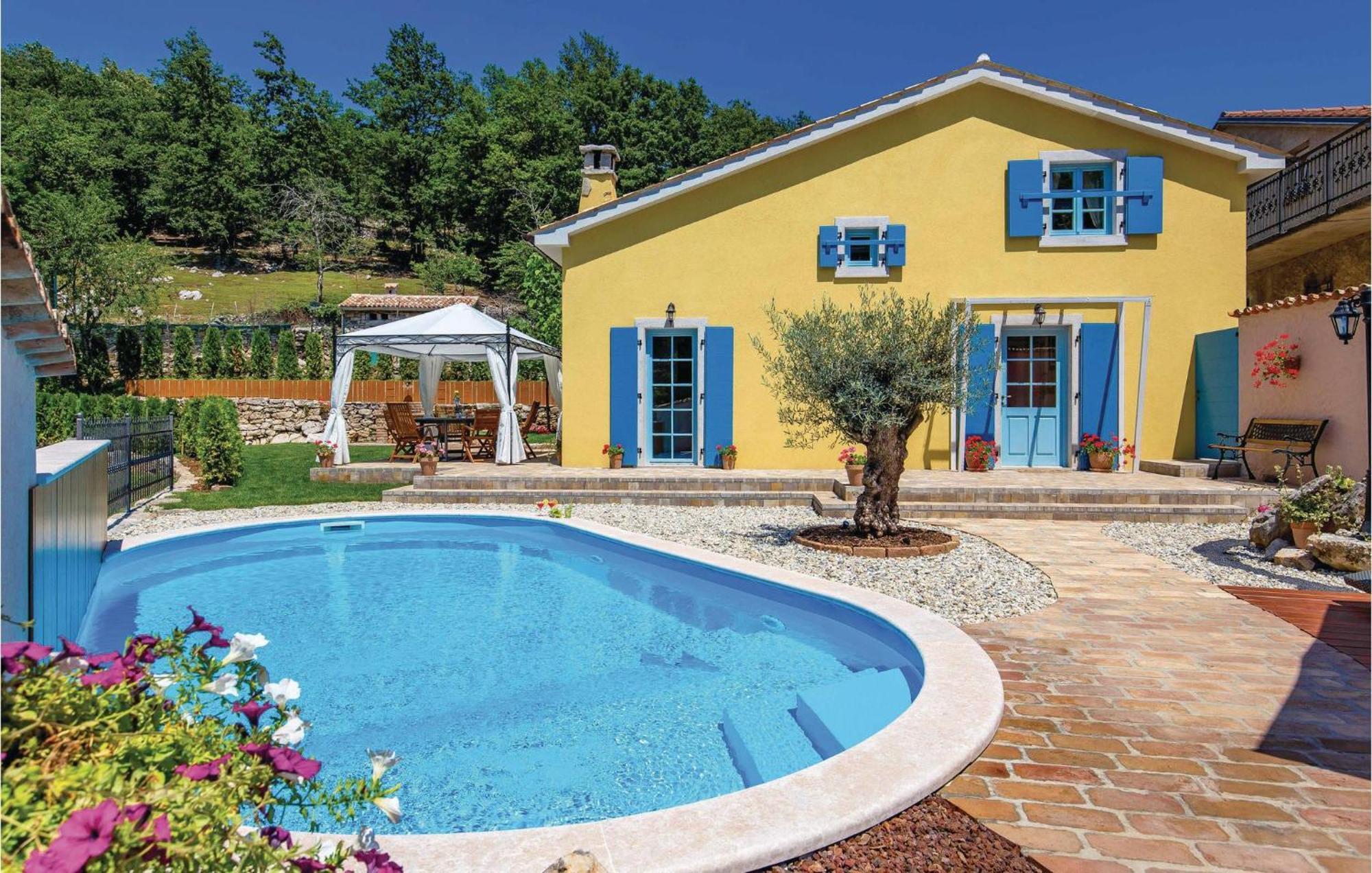 Stunning Home In Jurdani With Wifi Mucici Extérieur photo