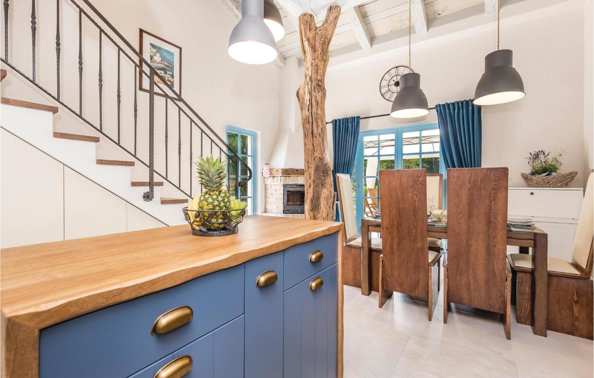 Stunning Home In Jurdani With Wifi Mucici Extérieur photo