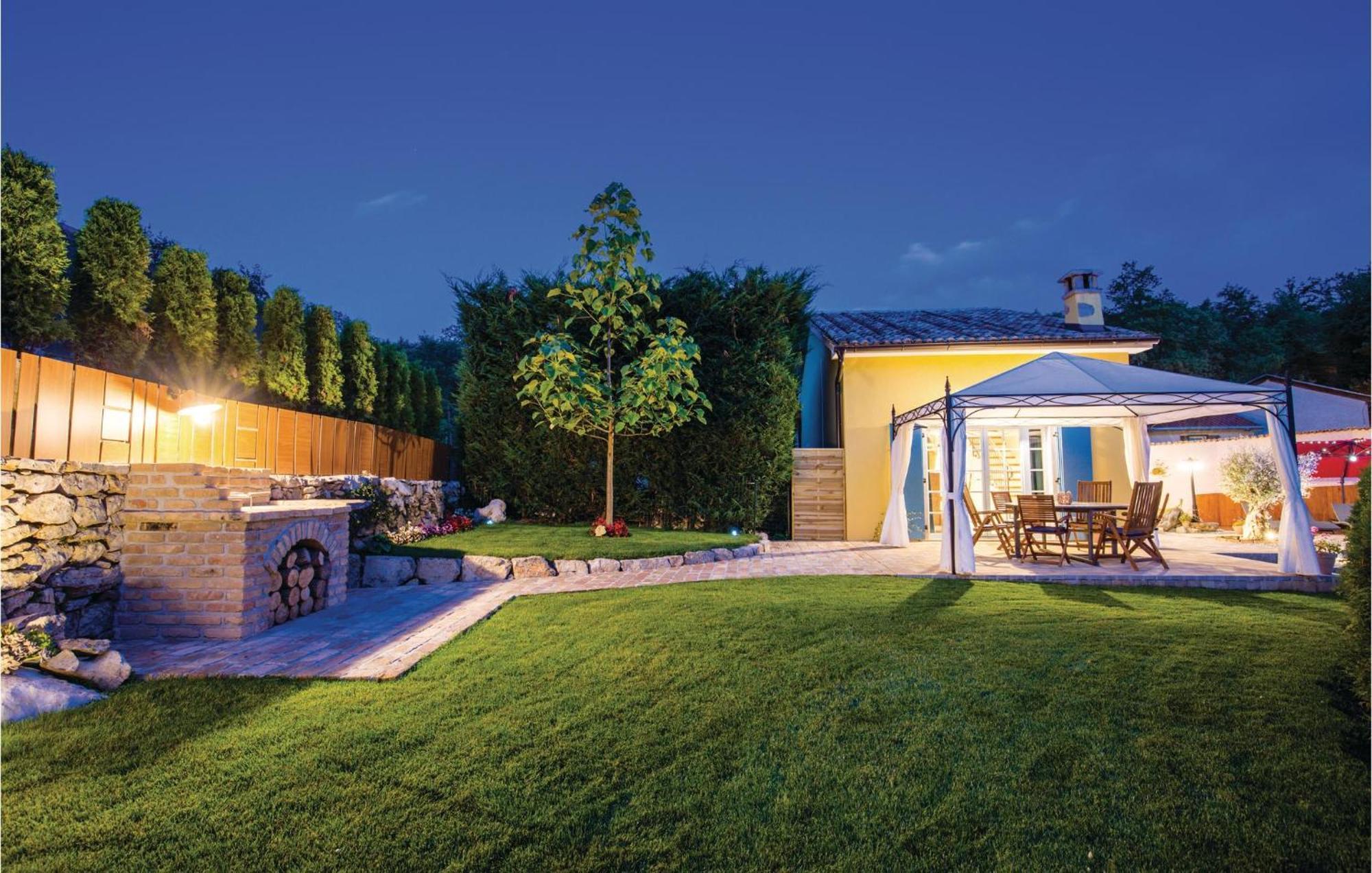 Stunning Home In Jurdani With Wifi Mucici Extérieur photo